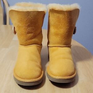 Rare Short Golden Yellow Ugg Boots w/side Button